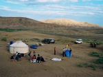 在沙漠紮營，體會遊牧民族生活。